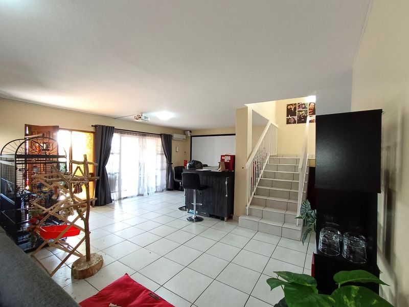 Modern, Spacious Duplex Townhouse(Pet-Friendly) – Prime Location Zwartkop - Photo 10