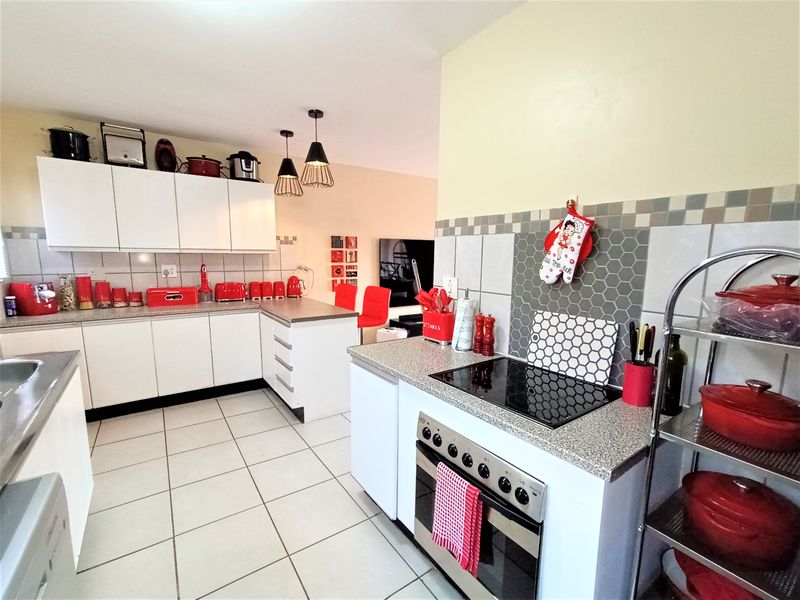 Modern, Spacious Duplex Townhouse(Pet-Friendly) – Prime Location Zwartkop - Photo 8