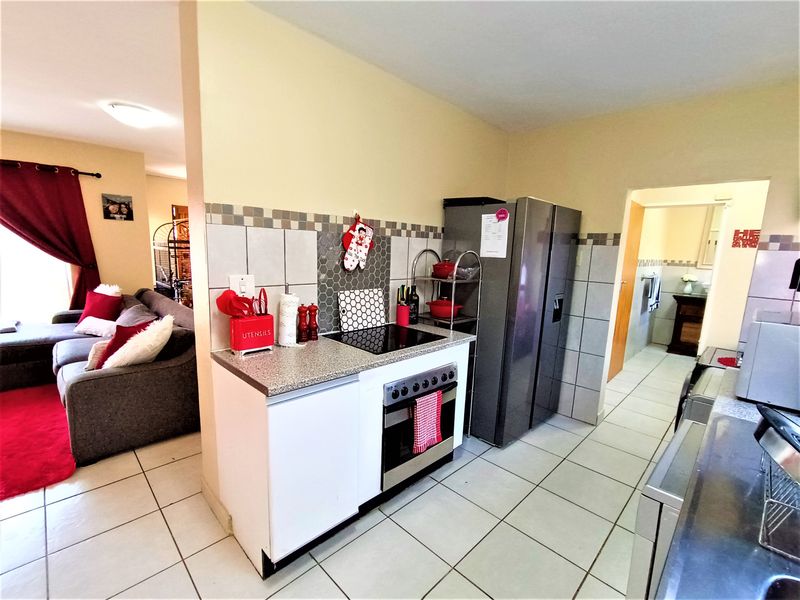 Modern, Spacious Duplex Townhouse(Pet-Friendly) – Prime Location Zwartkop - Photo 9