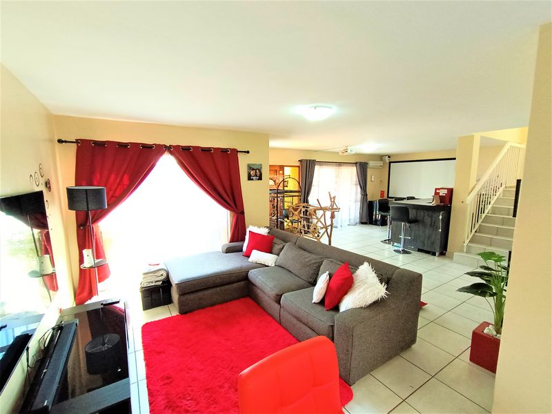 Modern, Spacious Duplex Townhouse(Pet-Friendly) – Prime Location Zwartkop - Photo 6