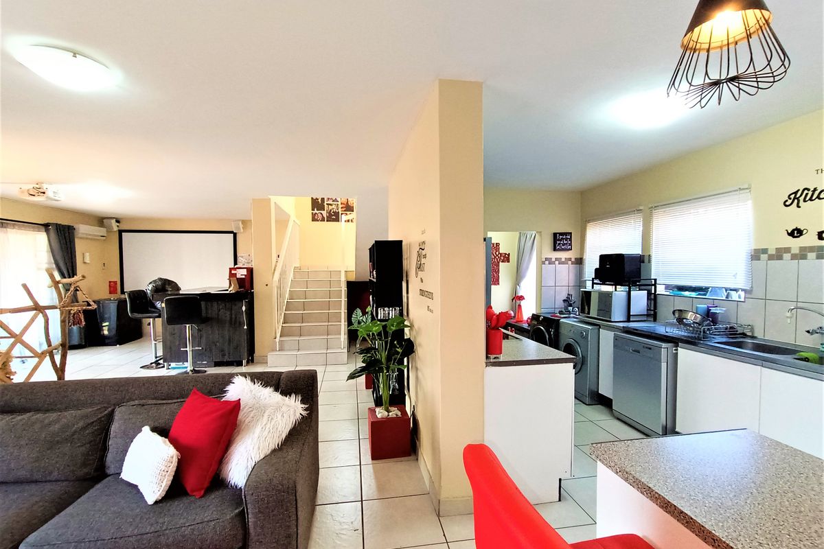 Modern, Spacious Duplex Townhouse(Pet-Friendly) – Prime Location Zwartkop - Photo 5