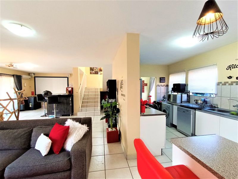 Modern, Spacious Duplex Townhouse(Pet-Friendly) – Prime Location Zwartkop - Photo 5