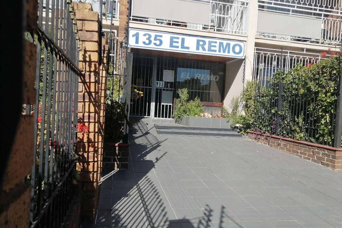 Modern First-Floor Apartment with Balcony in Secure Complex - Photo 2