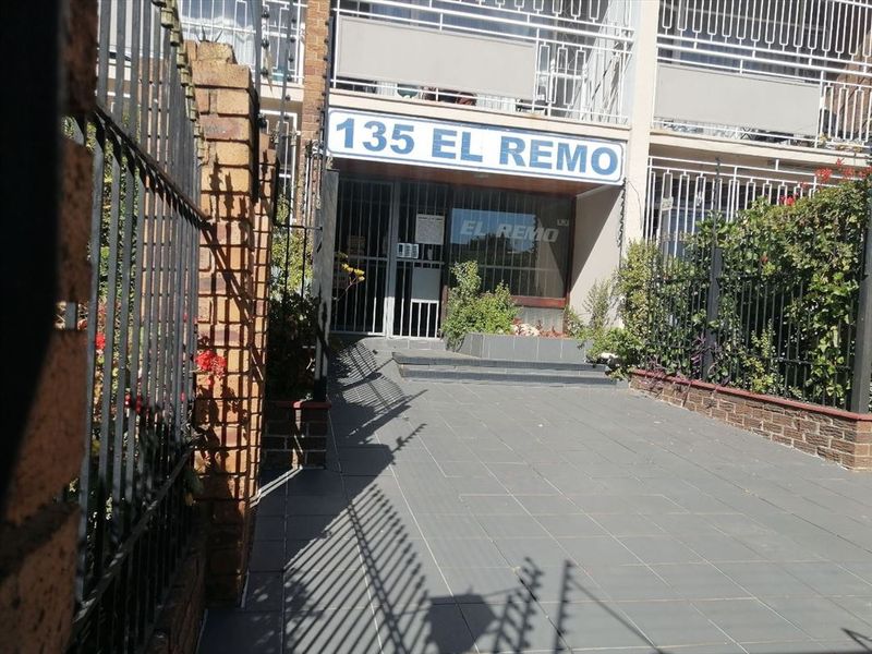Modern First-Floor Apartment with Balcony in Secure Complex - Photo 2