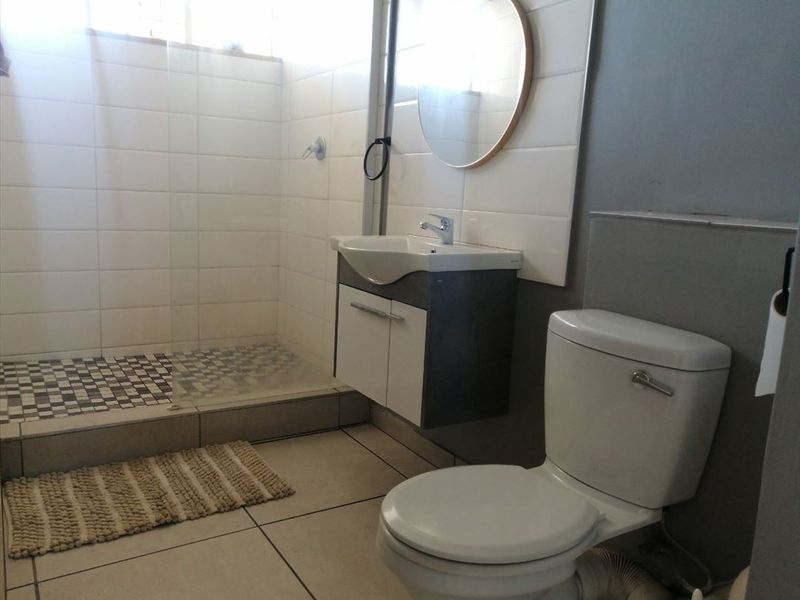 Modern First-Floor Apartment with Balcony in Secure Complex - Photo 9