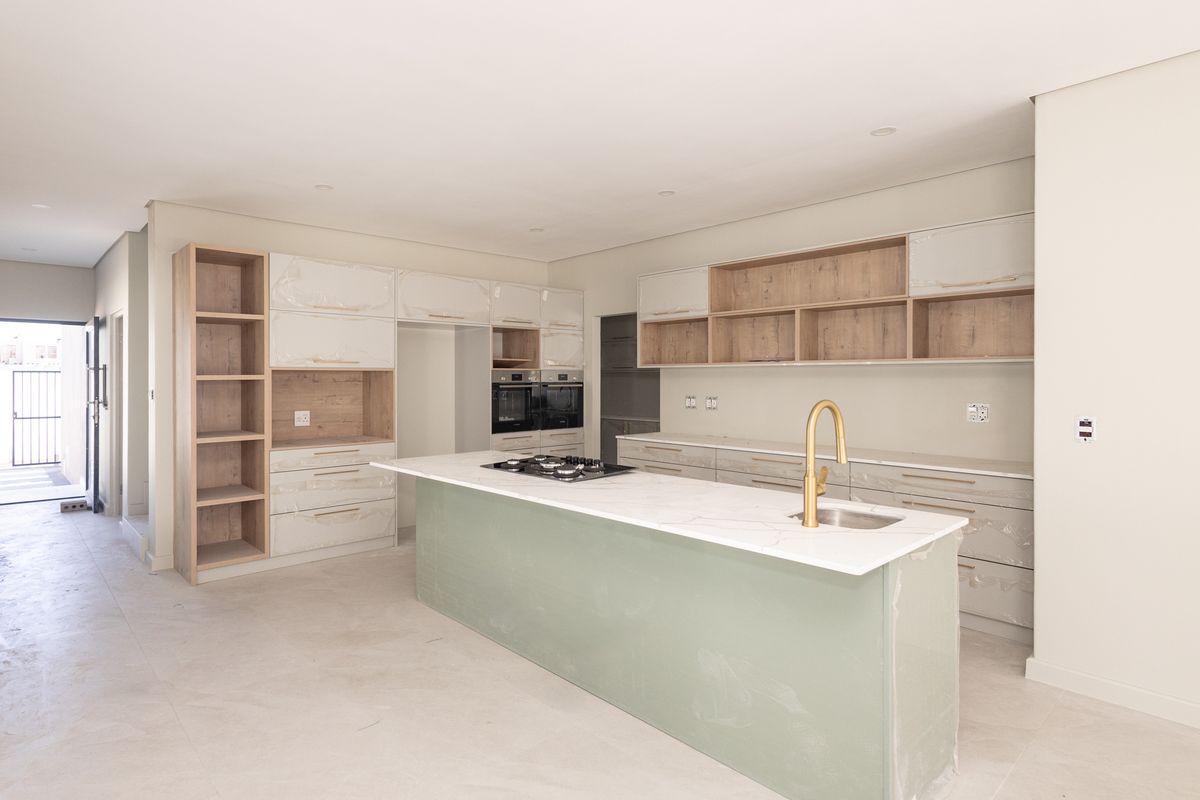 Brand-New 4 Bedroom Family Home! - Photo 5