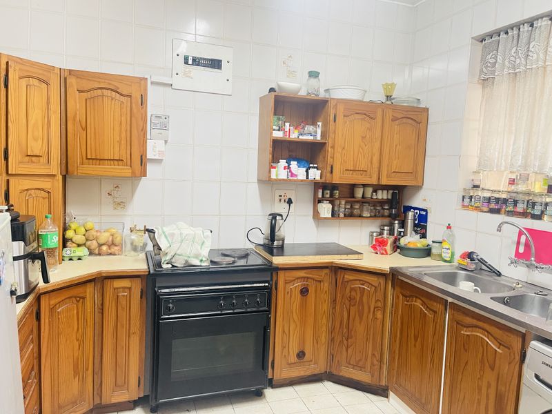 Elegant 1.5 Bedroom Apartment in Prime Musgrave Location - Photo 4