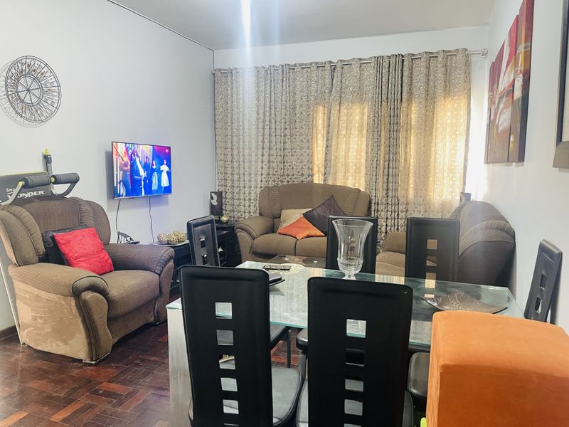 Elegant 1.5 Bedroom Apartment in Prime Musgrave Location - Photo 2