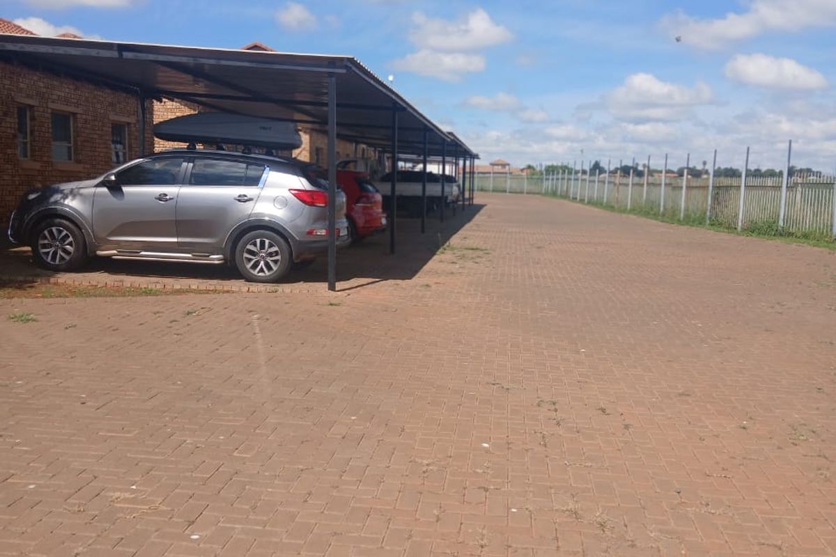 Secure Family Living in a Well-Maintained Complex - Photo 3