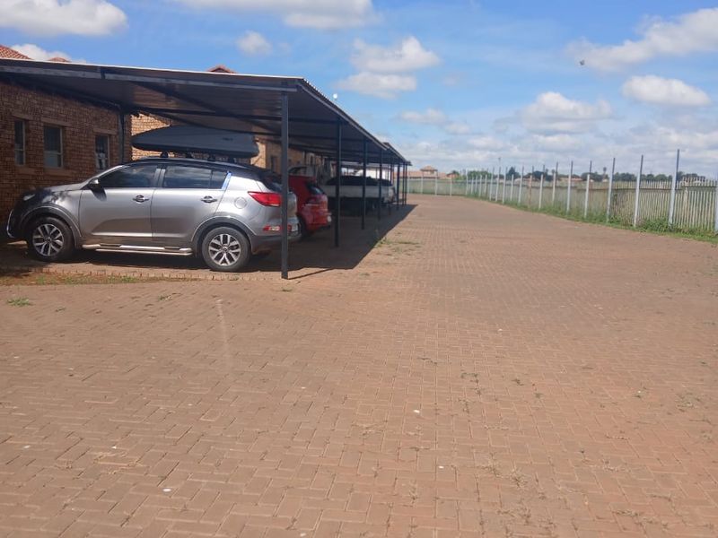 Secure Family Living in a Well-Maintained Complex - Photo 3