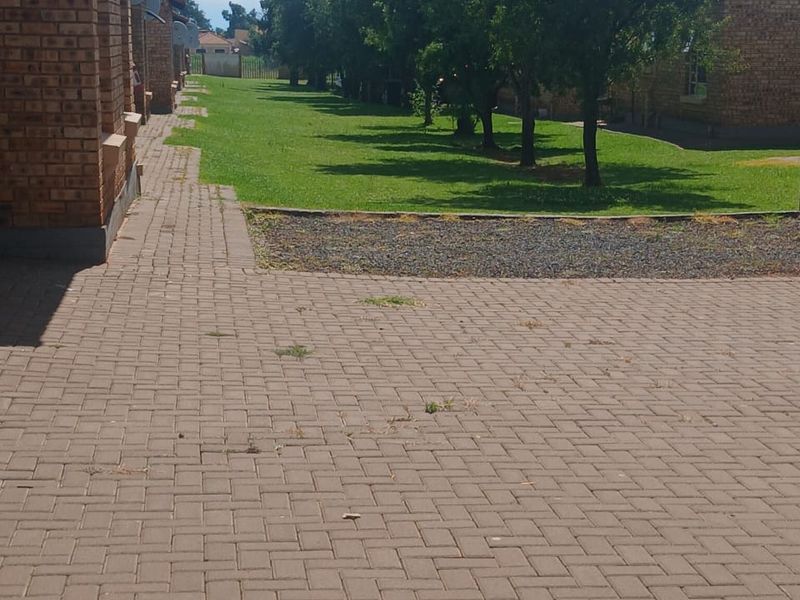 Secure Family Living in a Well-Maintained Complex - Photo 10