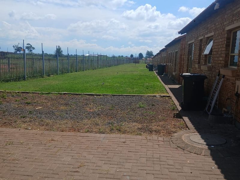 Secure Family Living in a Well-Maintained Complex - Photo 9