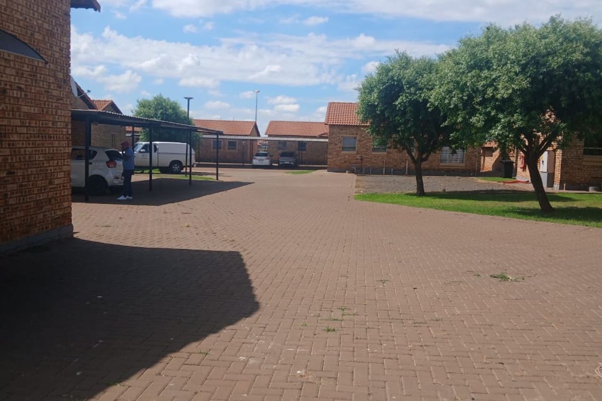 Secure Family Living in a Well-Maintained Complex - Photo 2