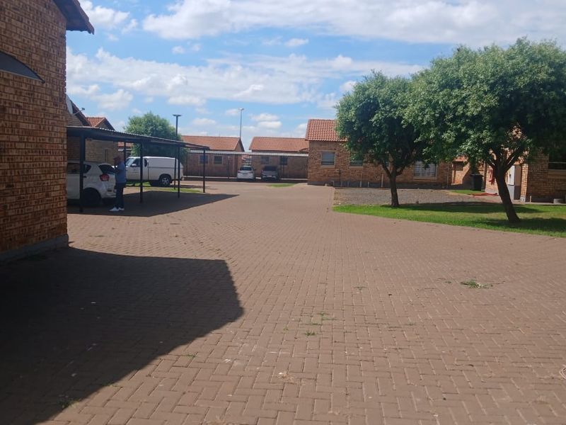 Secure Family Living in a Well-Maintained Complex - Photo 2