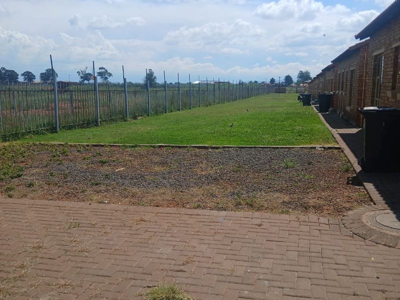 Secure Family Living in a Well-Maintained Complex - Photo 8