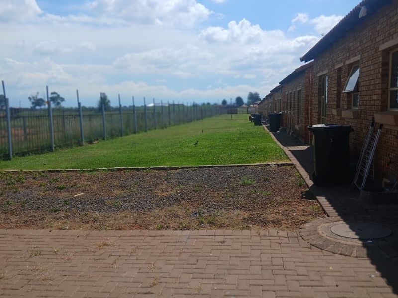 Secure Family Living in a Well-Maintained Complex - Photo 6