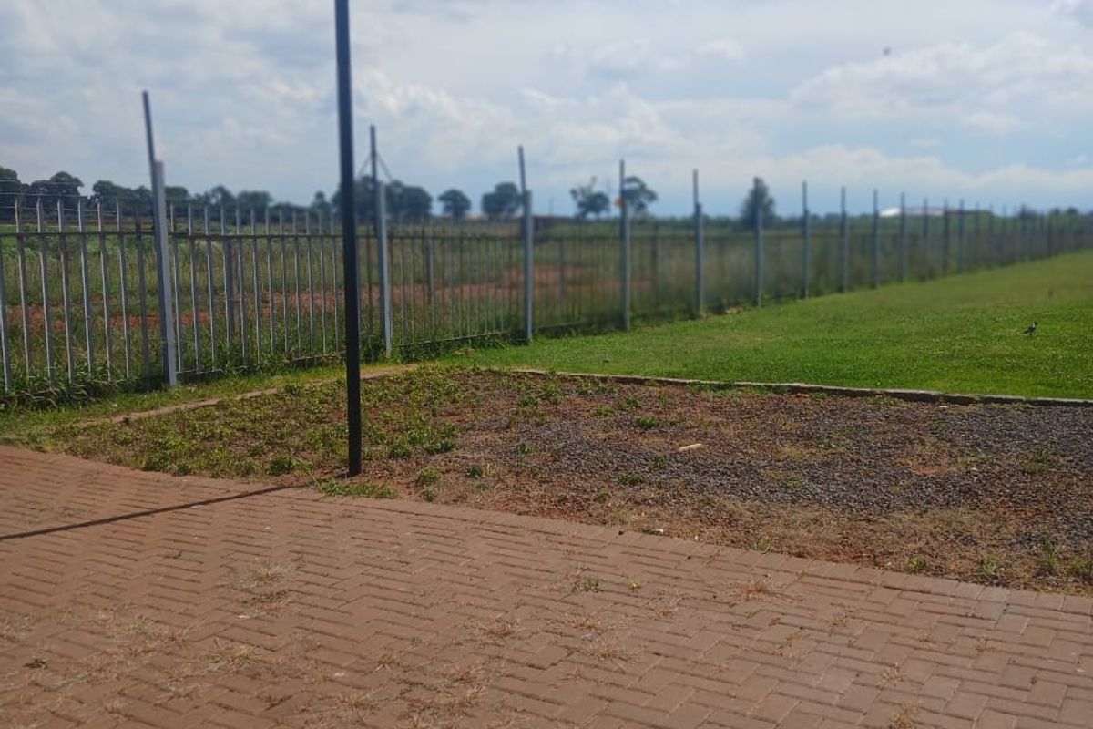 Secure Family Living in a Well-Maintained Complex - Photo 5