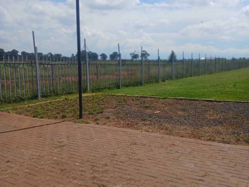 Secure Family Living in a Well-Maintained Complex - Photo 5