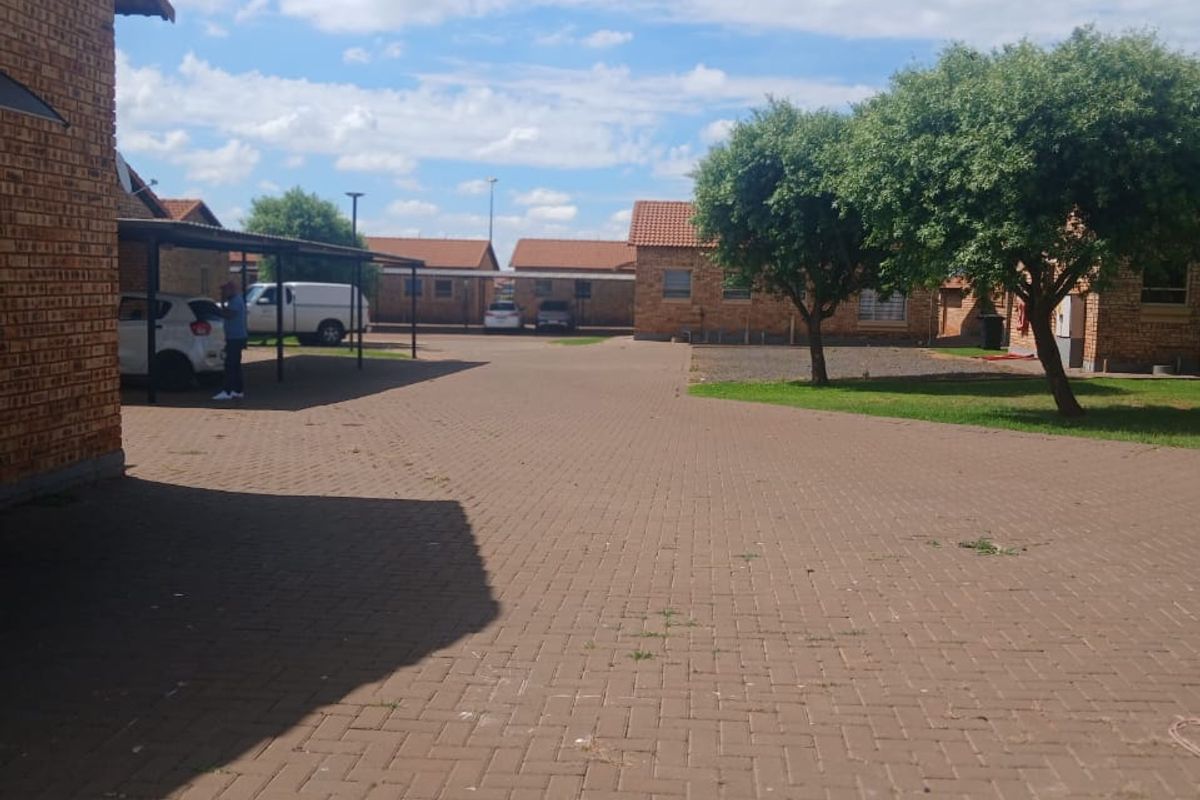 Secure Family Living in a Well-Maintained Complex - Photo 4