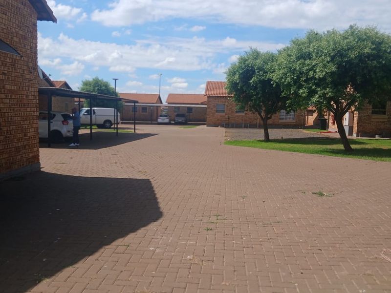 Secure Family Living in a Well-Maintained Complex - Photo 4