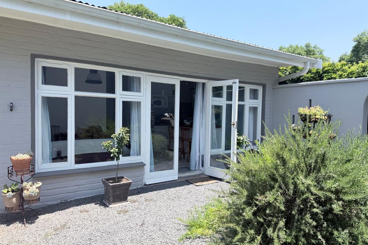 A Family Home Designed for Living & Income Potential in Bergsig, Komani - Photo 3