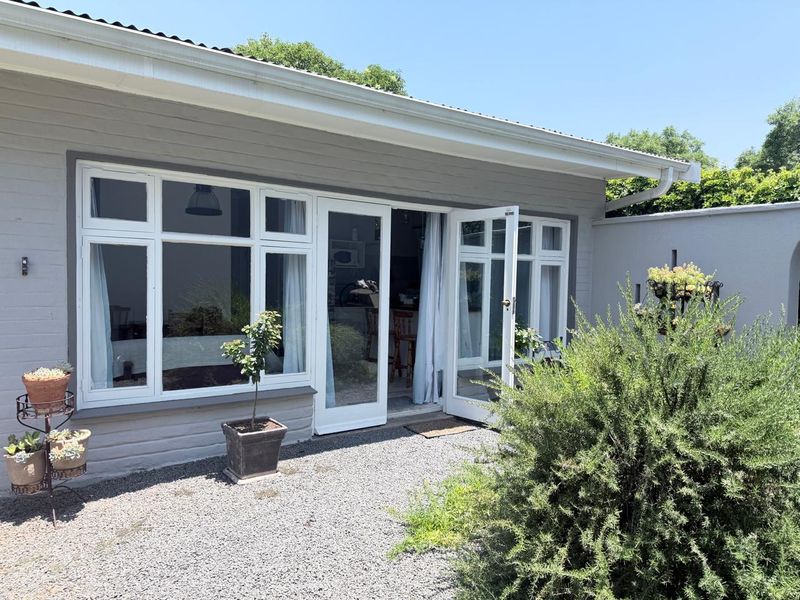 A Family Home Designed for Living & Income Potential in Bergsig, Komani - Photo 3