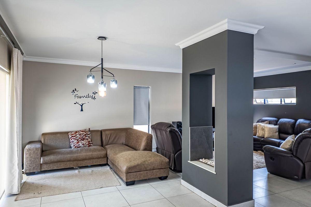 Move in Ready House in Full Title Estate - Photo 3