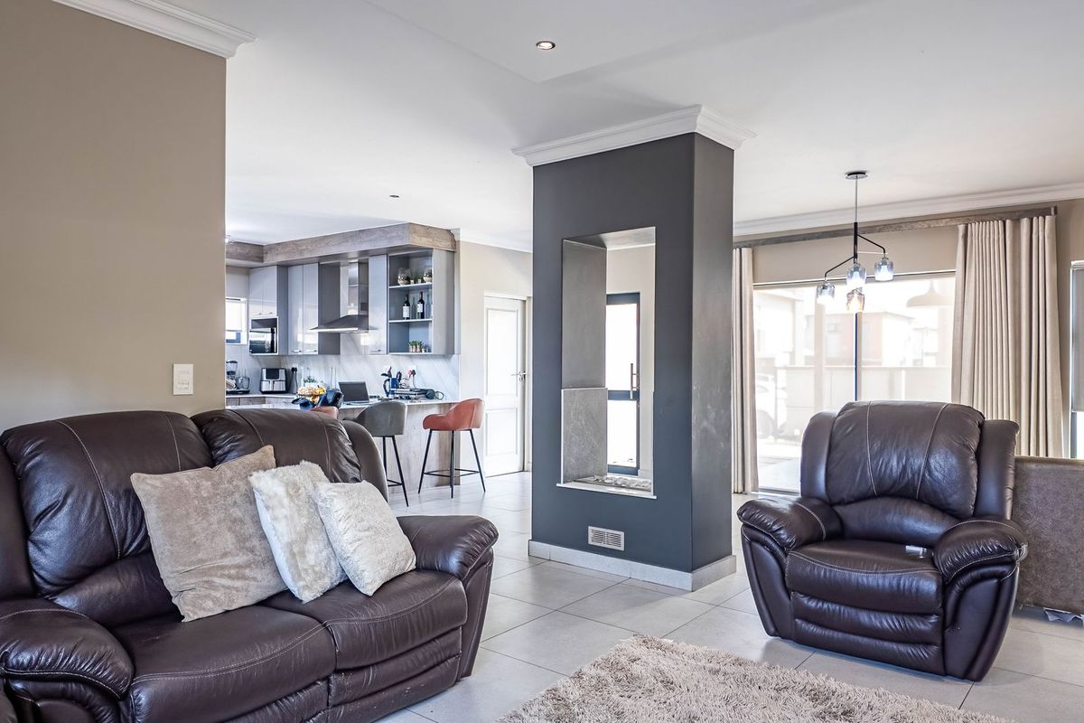 Move in Ready House in Full Title Estate - Photo 4