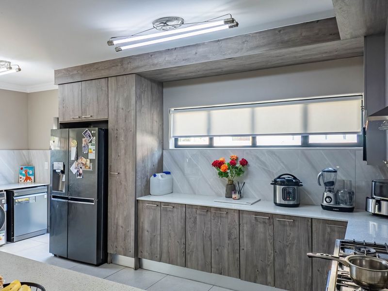 Move in Ready House in Full Title Estate - Photo 6