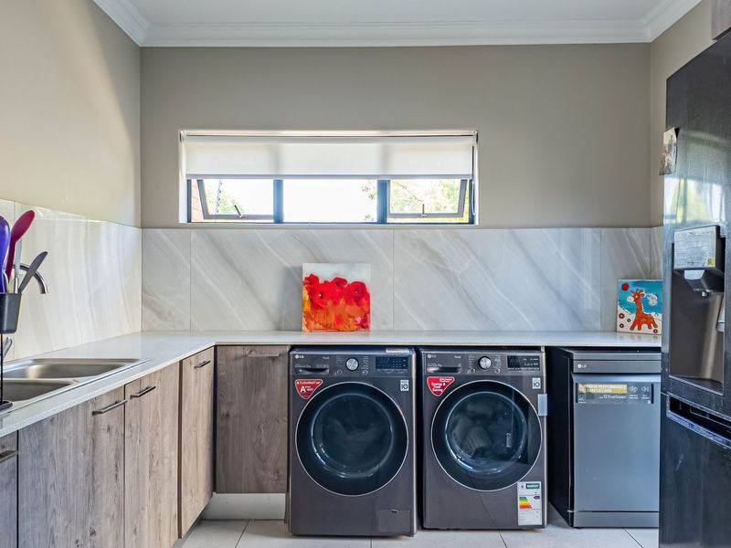 Move in Ready House in Full Title Estate - Photo 7