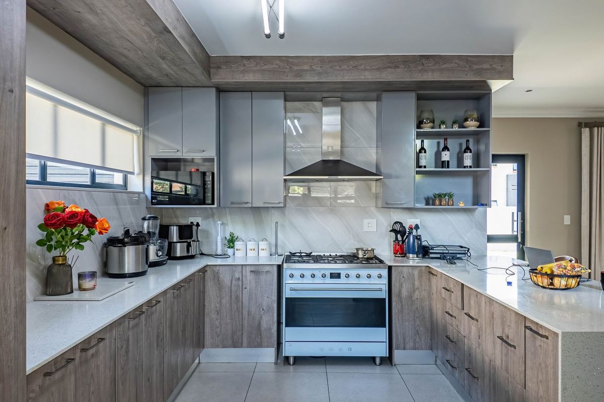 Move in Ready House in Full Title Estate - Photo 5