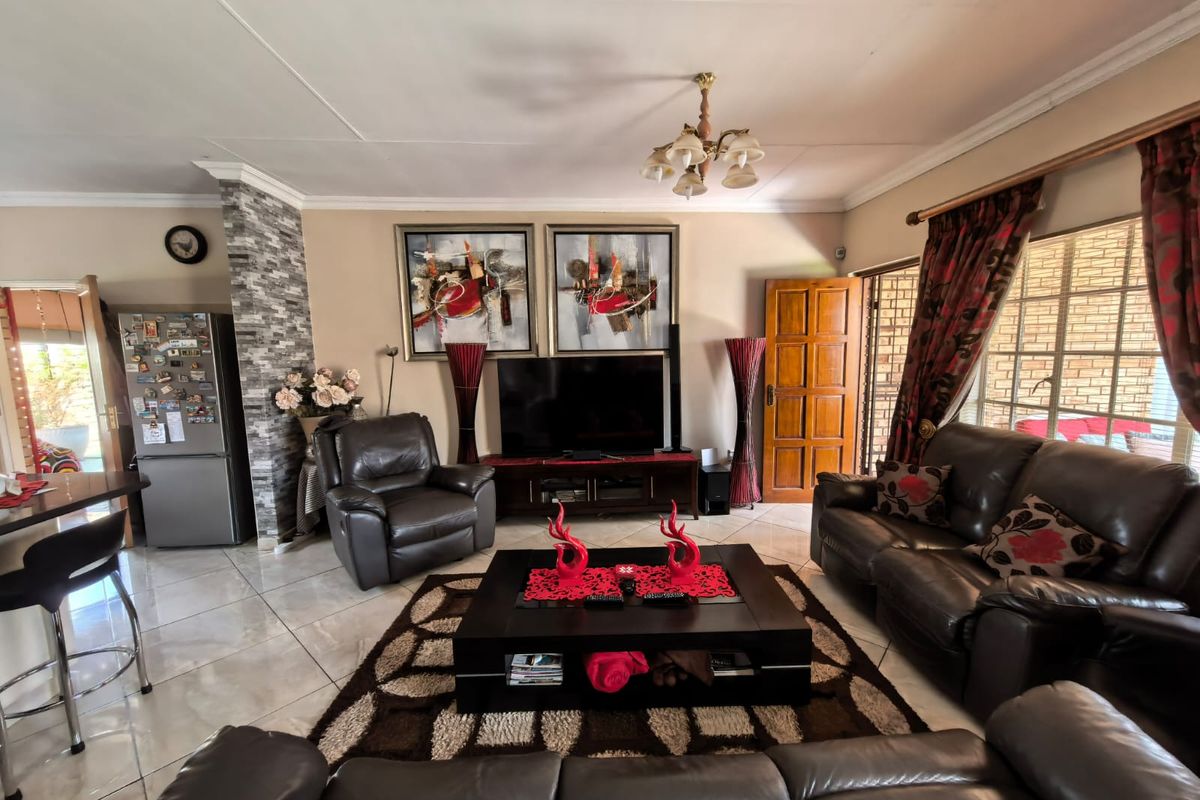 Upmarket Townhouse for Sale in Parys - Photo 4
