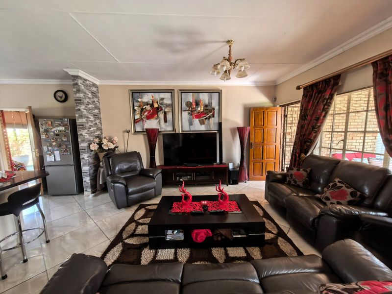 Upmarket Townhouse for Sale in Parys - Photo 4