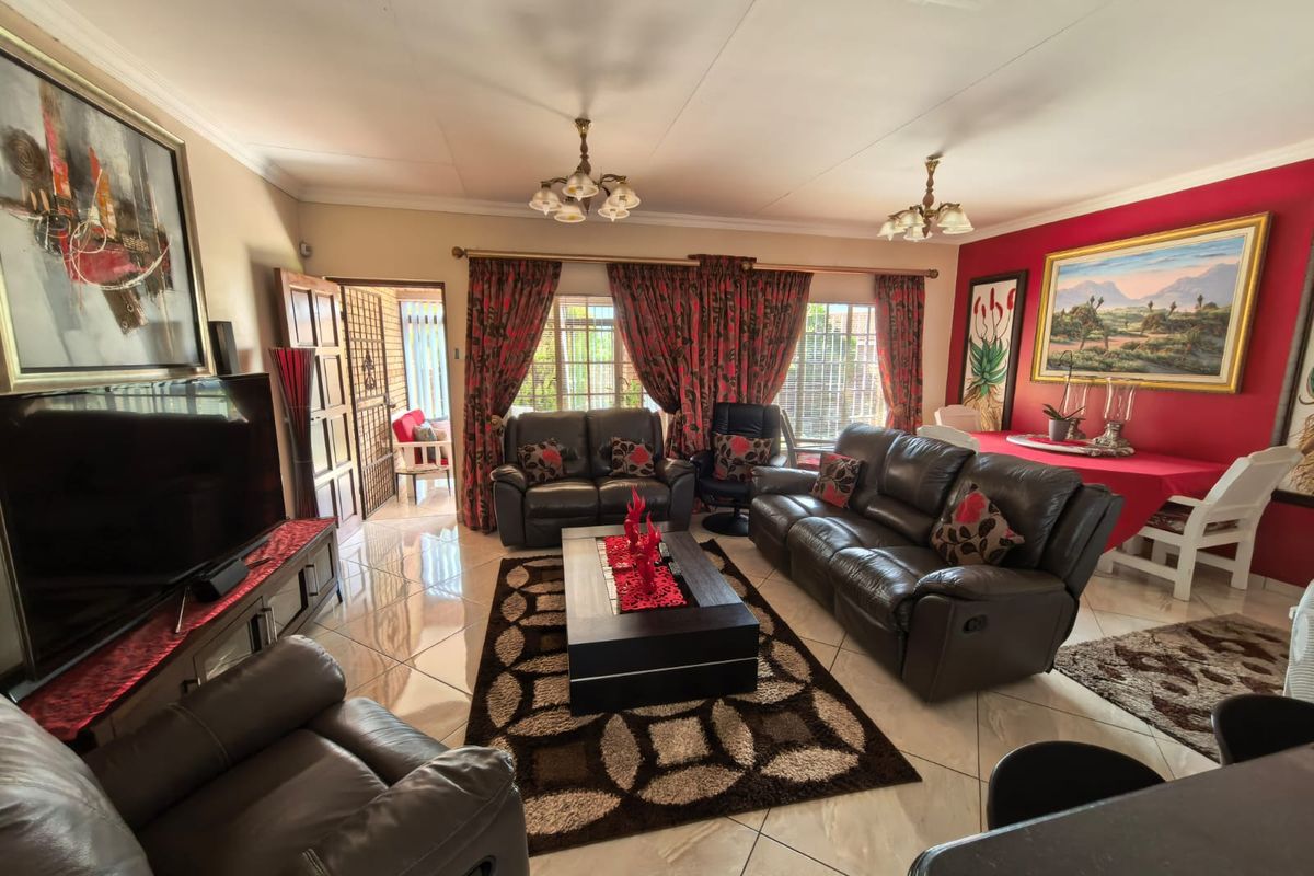 Upmarket Townhouse for Sale in Parys - Photo 5