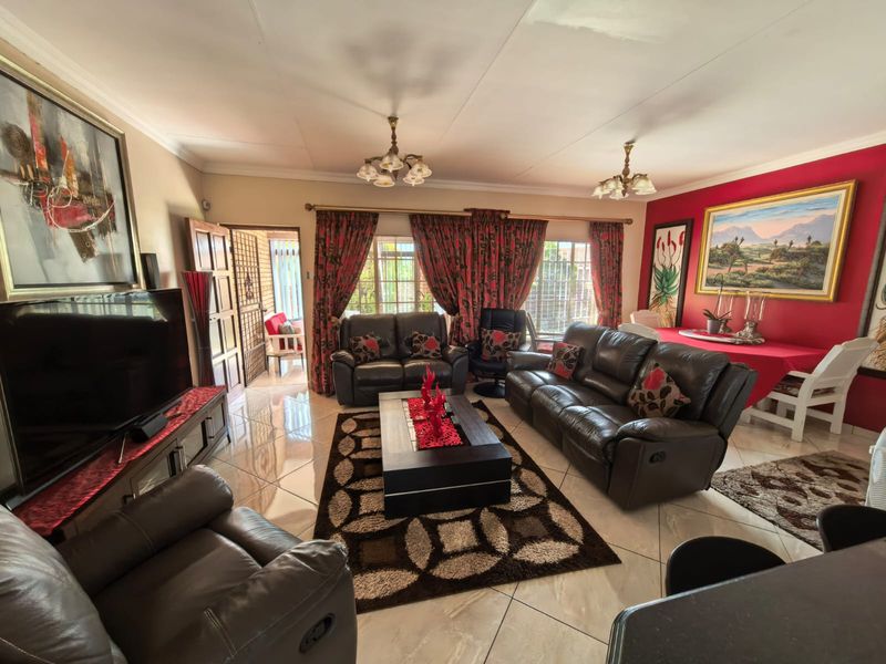 Upmarket Townhouse for Sale in Parys - Photo 5
