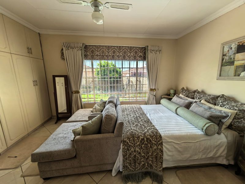 Upmarket Townhouse for Sale in Parys - Photo 10