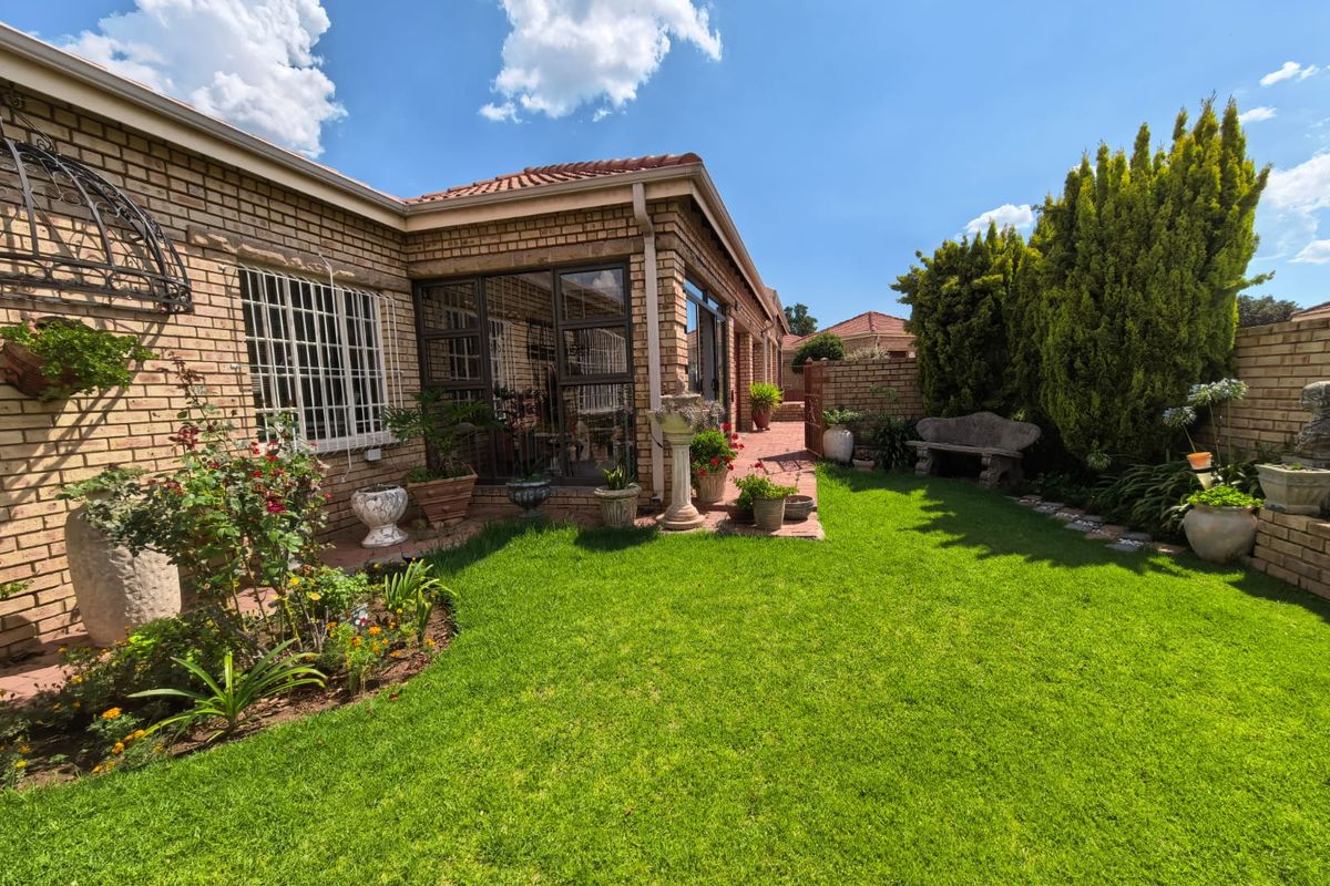 Upmarket Townhouse for Sale in Parys - Photo 2