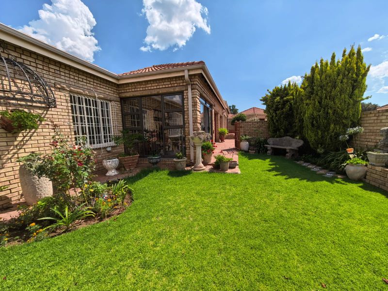 Upmarket Townhouse for Sale in Parys - Photo 2