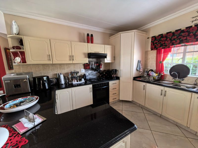 Upmarket Townhouse for Sale in Parys - Photo 8