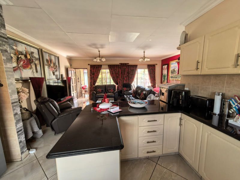 Upmarket Townhouse for Sale in Parys - Photo 7