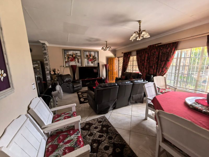 Upmarket Townhouse for Sale in Parys - Photo 6