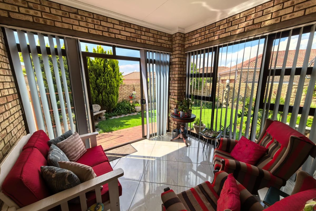 Upmarket Townhouse for Sale in Parys - Photo 3