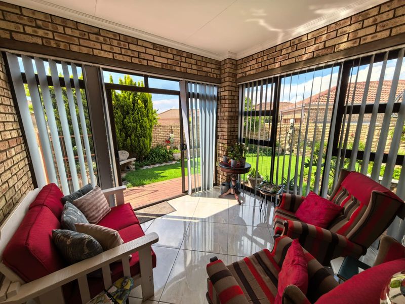 Upmarket Townhouse for Sale in Parys - Photo 3
