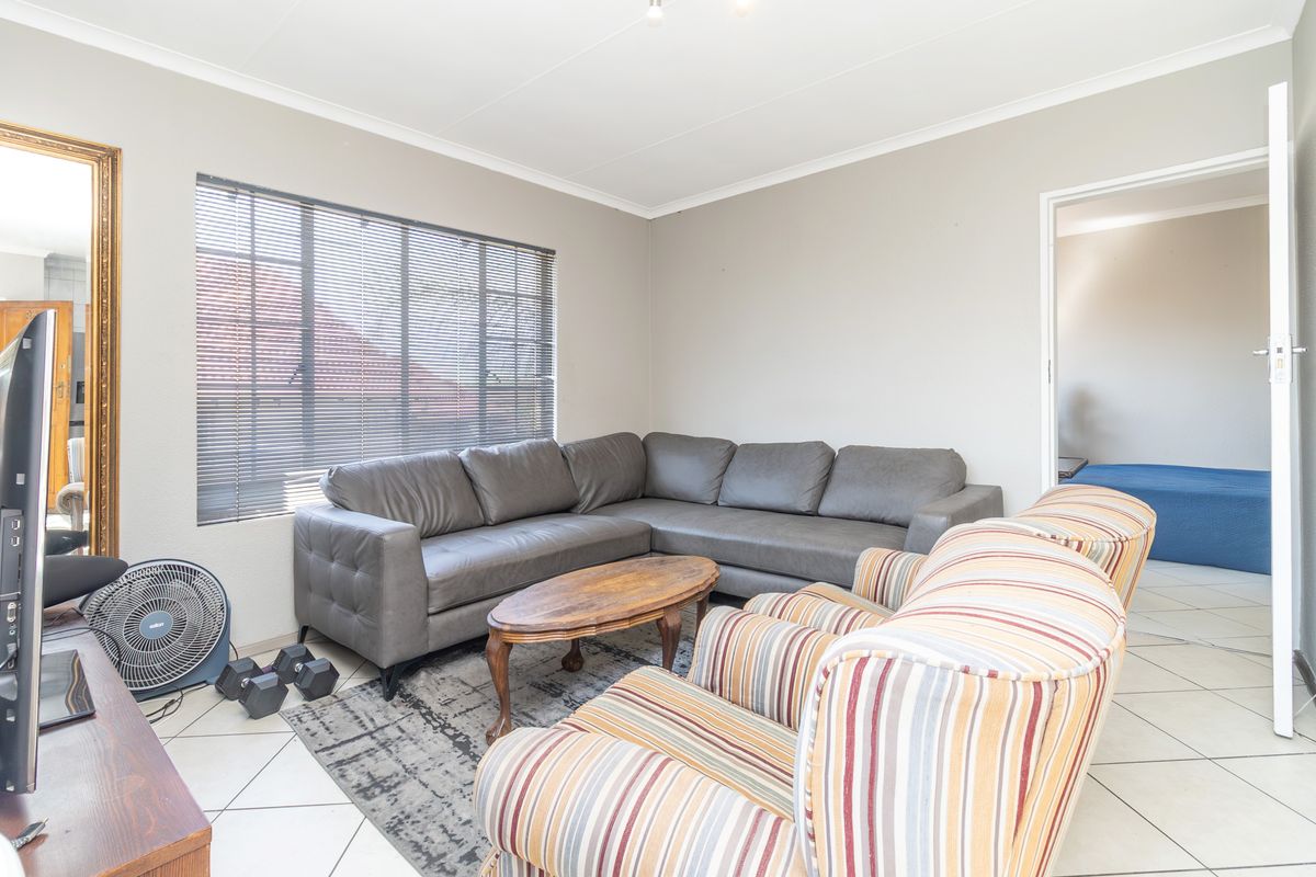 Super Sized Top Floor Apartment With Spacious Balcony and Entertainment Area - Photo 4