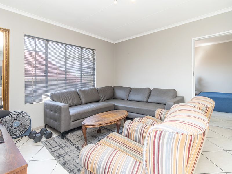 Super Sized Top Floor Apartment With Spacious Balcony and Entertainment Area - Photo 4
