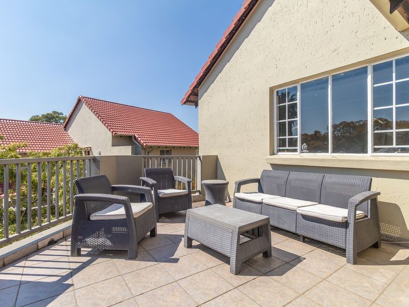 Super Sized Top Floor Apartment With Spacious Balcony and Entertainment Area - Photo 3