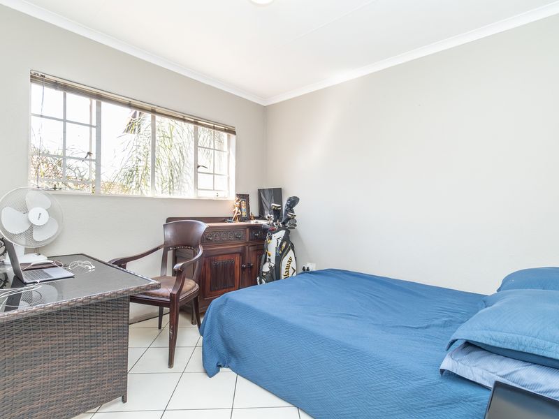 Super Sized Top Floor Apartment With Spacious Balcony and Entertainment Area - Photo 10