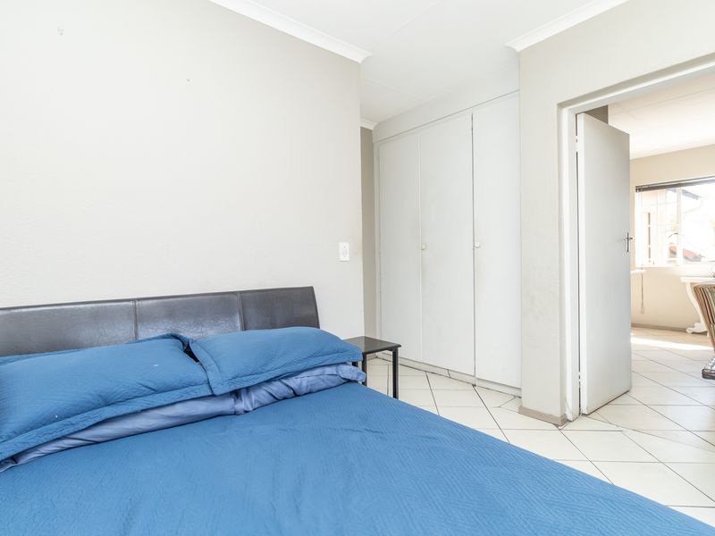 Super Sized Top Floor Apartment With Spacious Balcony and Entertainment Area - Photo 9
