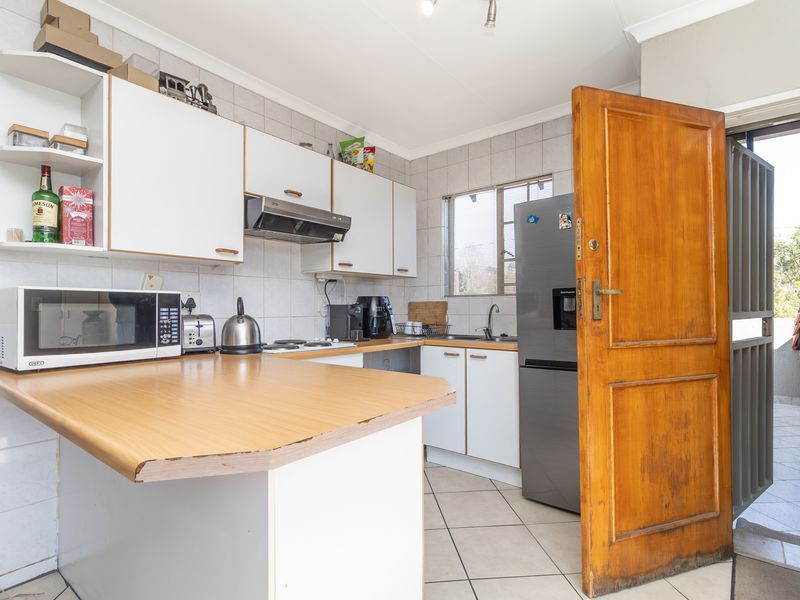 Super Sized Top Floor Apartment With Spacious Balcony and Entertainment Area - Photo 7