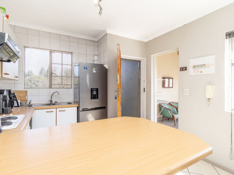 Super Sized Top Floor Apartment With Spacious Balcony and Entertainment Area - Photo 8